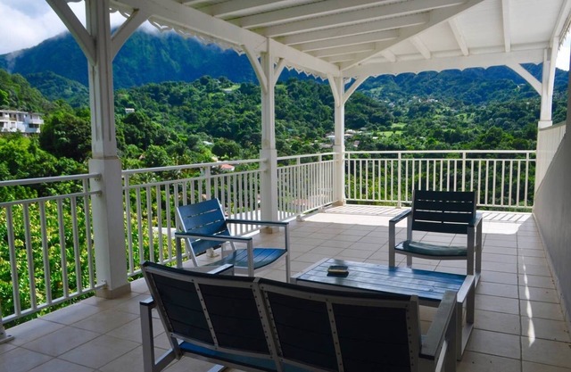 Le Colibri Vert - Vue sur Les Pitons du Morne Vert