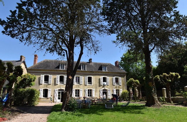 Le Domaine du Ruisseau with swimming pool 18-35 persons