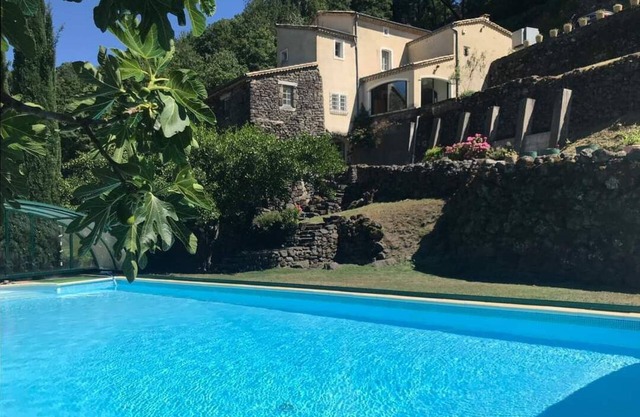 Le figuier" apartment nestled in greenery at the foot of the river