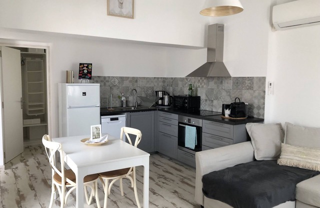 Le Bohème apartment, in village center, 300m from the sea, pets welcome