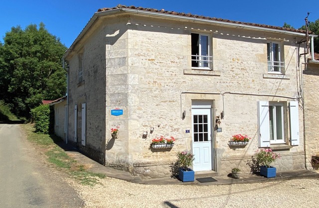 Le Gîte au Coin des Abeilles - Lovely rural three bedroom stone gîte with pool