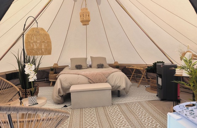 Le grand chêne" lodge tent with private Jacuzzi