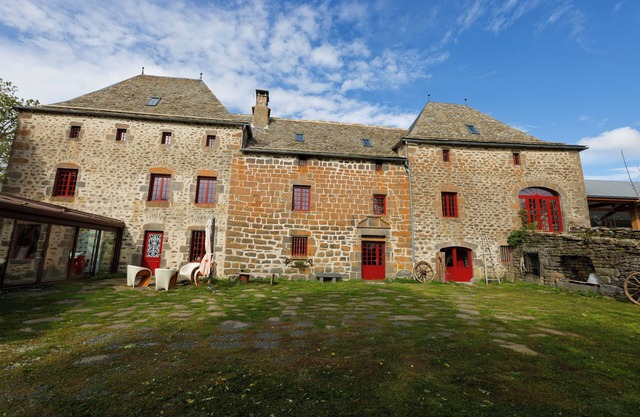 Le manoir de la Chaumette Independent apartment with games room and swimming pool