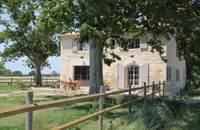 Le Mazet Jean. Camargue Bed and Breakfast (kindling)