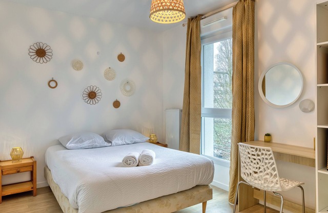 Le Nicole, un appartement en duplex avec balcon et place de parking.