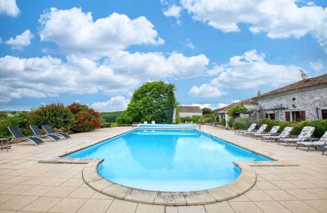 Le nid - fantastic studio gite with pool in 30+ acres nr bergerac