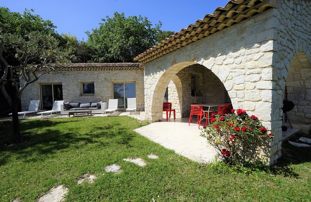 Le petit Mas, heated swimming pool (April 2021) sea and hills view