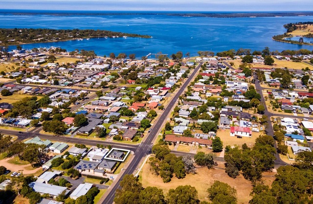 Le Petite - Enjoy a glass of wine, or the short stroll down to Paynesville