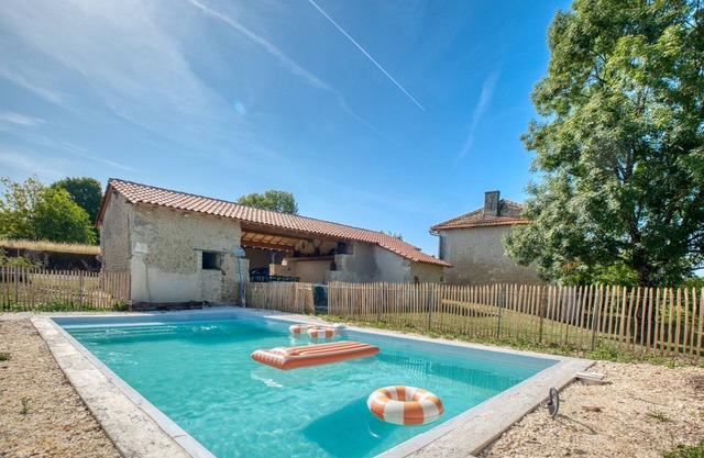 Le Poirier Dordogne – 15 guests, private pool, terrace, charming large gîte in peaceful setting