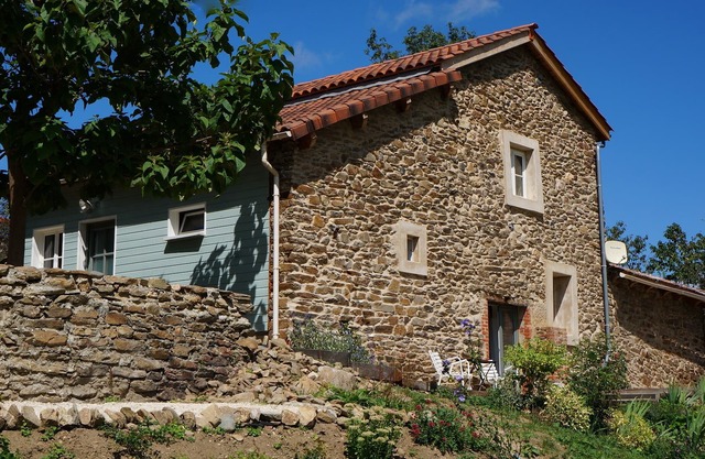 Le Poulailler is a comfortable, well equipped and sunny holiday home
