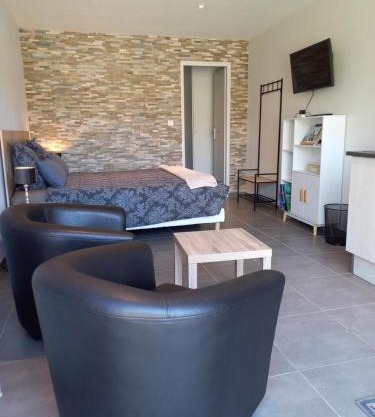 "Le Studio" climatisation Parking Privé Restauration Proche des lacs