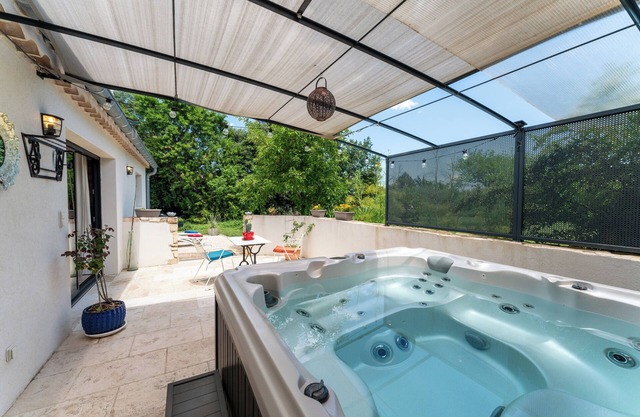 Le Titibu: charming air-conditioned cottage with Spa, Garden, Netflix TV, BBQ, for 2 people