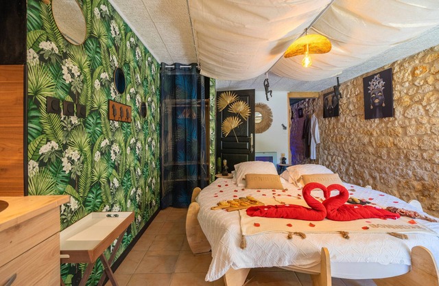 Le Vésuve – Romantic Love Room with private jacuzzi, king-size round bed near Antilles de Jonzac