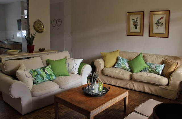 Leafy Green, homely 2 bedroom ground floor apartment