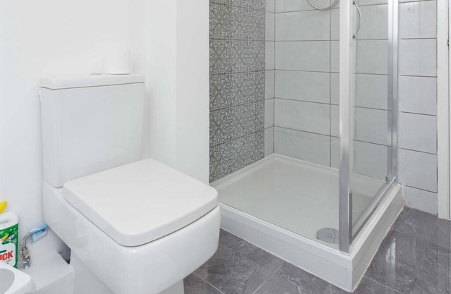 Leeds 2 Bedroom Apartment Sleeps 8