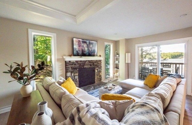 Leicester Lake Front Home, Come Relax!