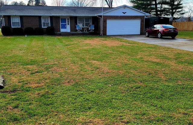 Lemon Drop Inn - 3 bedroom, 2 bath, single level home w/attached 2 car garage