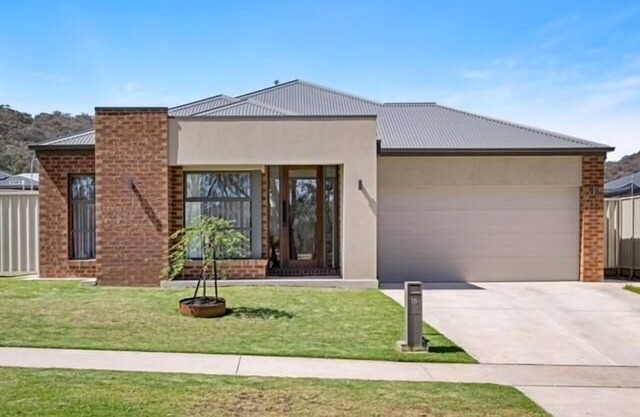 Leneva Stylish & Spacious Stay - Spacious four bedroom, two bathroom property