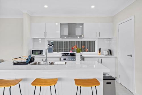 Leppington Two-Level 4Br near Village & Woolworths