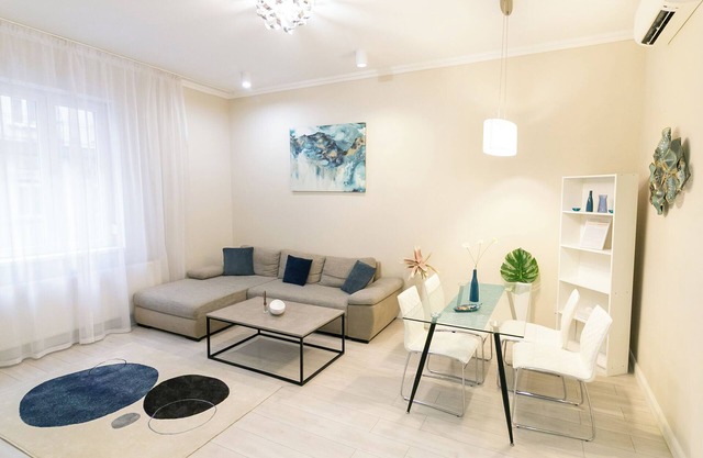 Lerissa Buda apartment in superb Budapest near Castle District with WiFi, AC