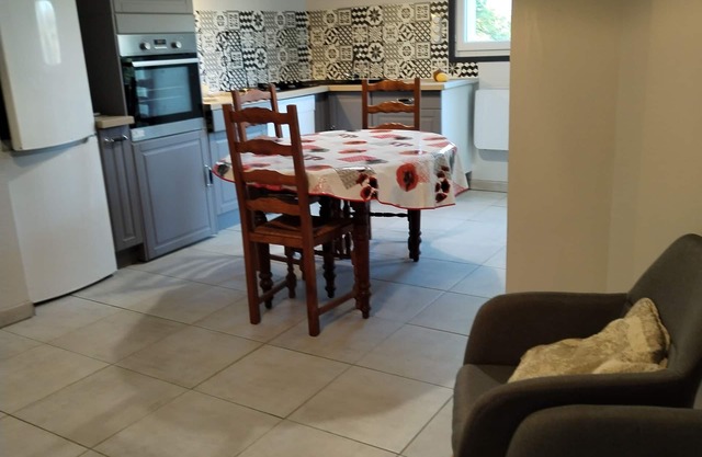 LES BUTINEUSES 8mn from freeway comfortable apartment in quiet country setting