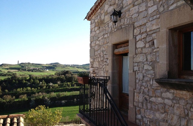 Les Corts de Cal Farrés, rural house 1 h. from BCN: swimming pool, bbq, garden
