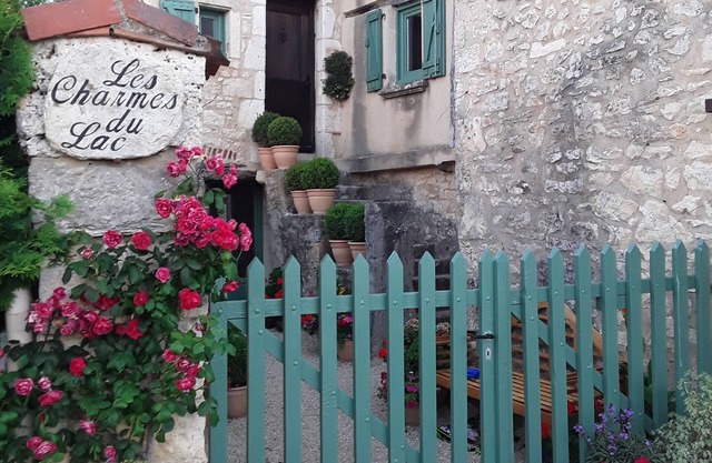 Les Charmes du Lac A Cozy Studio Apartment in the Heart of Esclauzels
