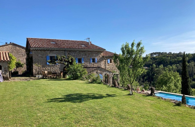 Les Cigales á Mas de la Giralde. In the heart of nature with pool and views