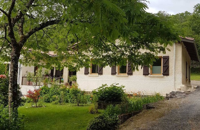 Les Cigalises, opposite Bruniquel castle in the heart of the Aveyron valley