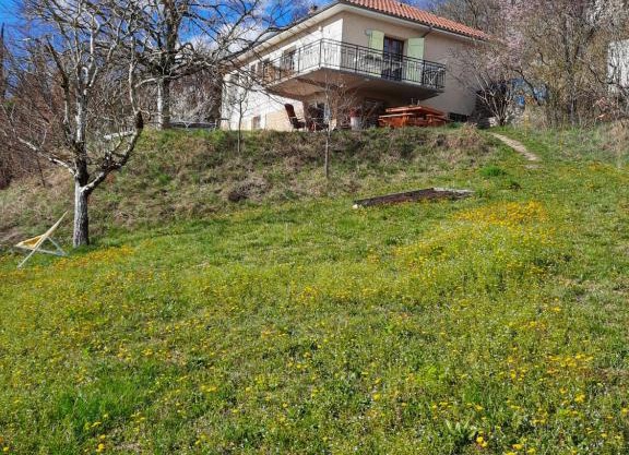 Les coteaux de Planèze, maison et jardin dans le Lot! Chambres chez l'habitant!