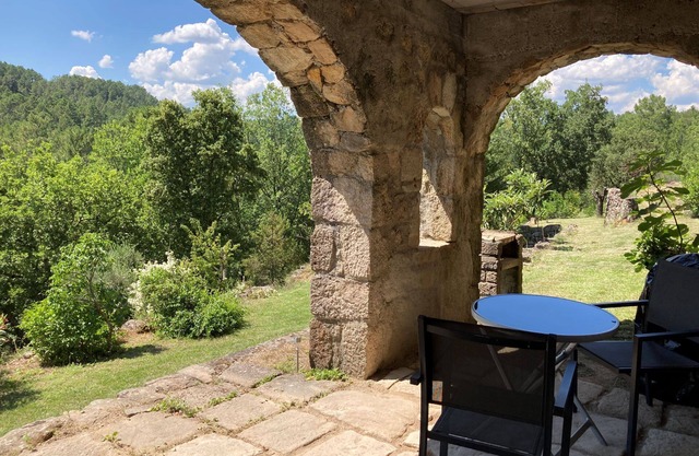 Les Faysses á Mas de la Giralde. Stone studio in heart of nature. Pool and views