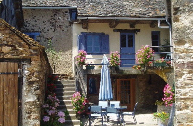 Les Fleurs -Two connecting gîtes ideal for large family groups/friends sharing