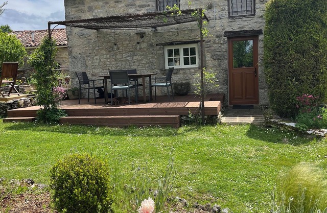 Les gites Pérard (East Gite) sleeps 4. Use of Swimming Pool & Pet friendly.