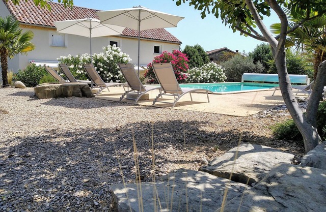 Les GiVans, 60m² gites, heated swimming pool, panoramic view