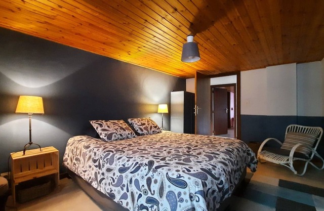 Les Grands Chais-Gîte-Oversized-Ensuite-Countrysid