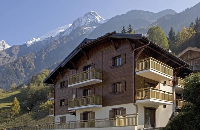 Les Houches Ski Apartment by lifts, ski slopes, restaurants and shops