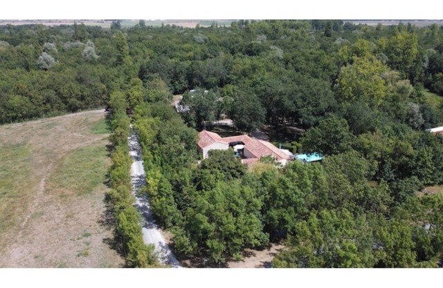 Les Iris 4-star gîte, guaranteed peace and quiet, on the edge of the 135-hectare Réserve des Huttes.