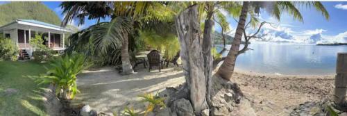 Les pieds dans l’eau à huahine. Maison climatisée