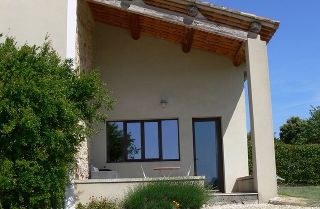 Les Pré-Alpes, apartment with pool on working vineyard in Drome Provençale
