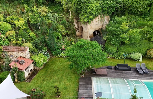 Les Trois Grottes, year-round heated outdoor pool, 7 rooms.