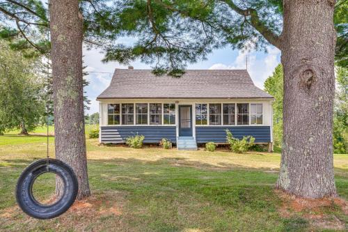 Less Than 1 Mi to Lake Mtn-View Cabin with Porch in Newport