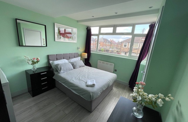 Letzi private en-suite, Near Heathrow Airport T3