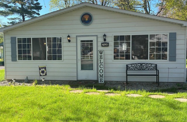 Lexington Cottage with Beach Access Sleeps 6-8