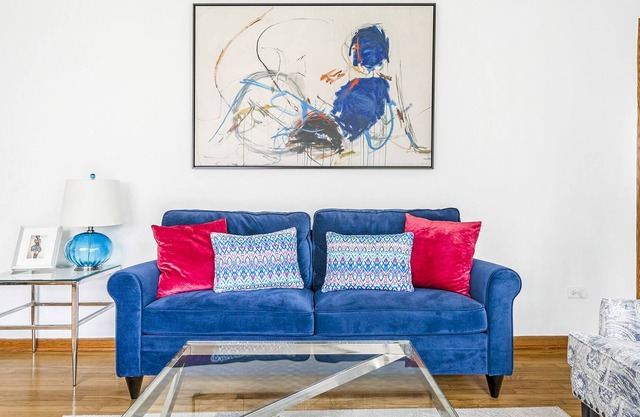 Lg. 2 br Apt. 10 minutes from Airport w/ Free Parking