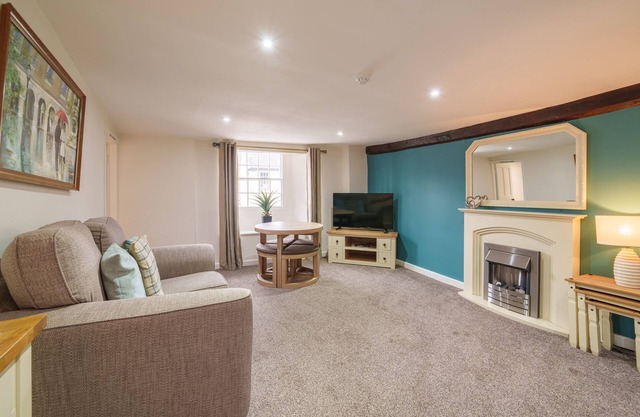 Library View Apartment - Grade II Listed town centre apartment with parking