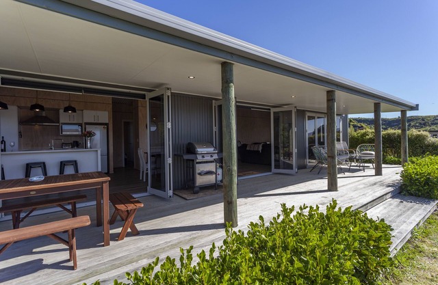 Ligar Bay Modern Bach -Linen/Towels Included, Sea View, Free Wi-Fi