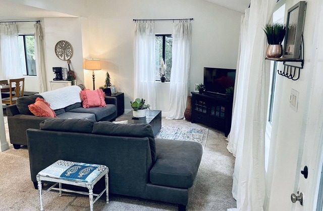 Light & airy home w/private hot tub on golf course