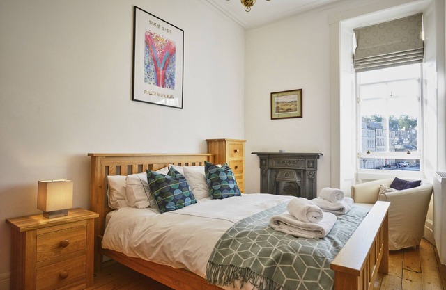 Light and spacious apartment, ideal for groups and families, close to centre