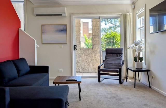Light filled townhouse w/double ensuites