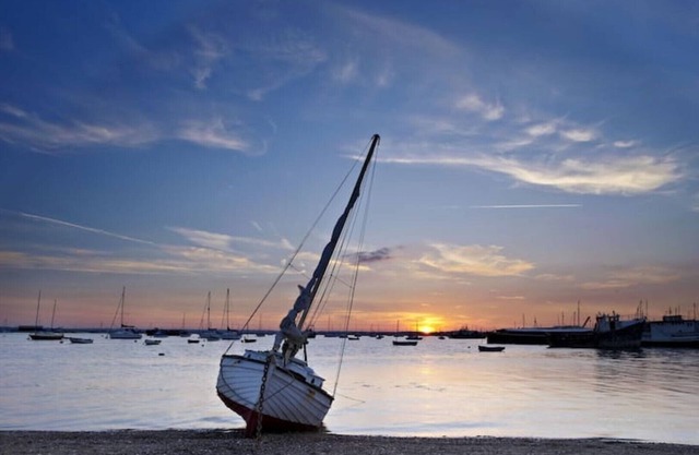 Lighthouse Retreat - A stones throw from West Mersea beach